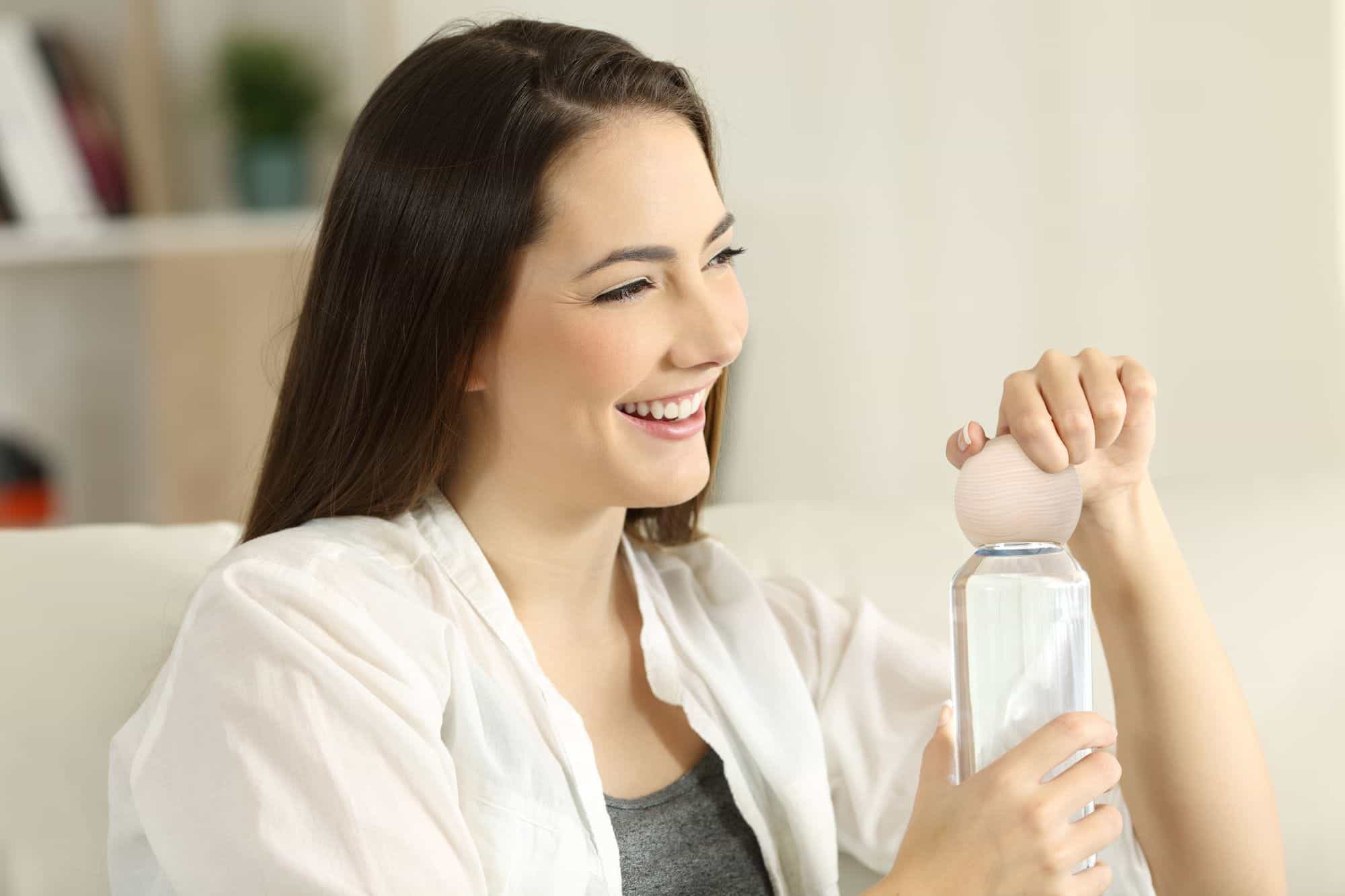 zirbentrinkflasche aufdrehen istock antonioguillem