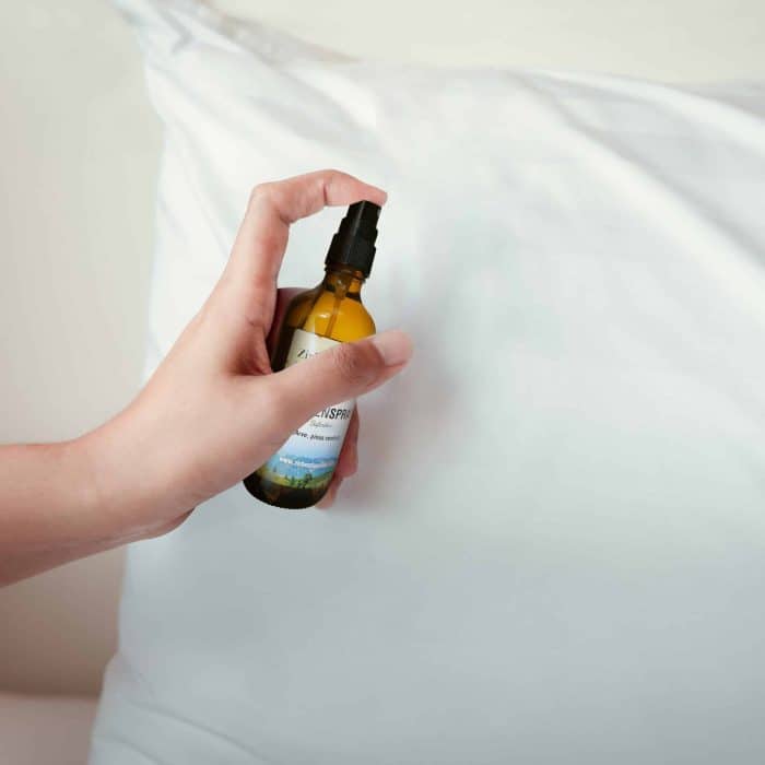 6005_ZirbenSpray_Kissen-bespruehen_iStock-1137926902_12963734_square.jpg