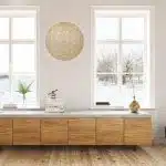 ZirbenWand-Deckendekor_Fenster-mit-Kommode_iStock-854646974_Jovy86_square.jpg