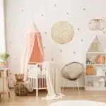 ZirbenWand-Deckendekor_Kinderzimmer_iStock-961931324_KatarzynaBialasiewicz_square.jpg