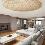 ZirbenWand-Deckendekor_Wohnzimmer_iStock-467694536_piovesempre_square.jpg
