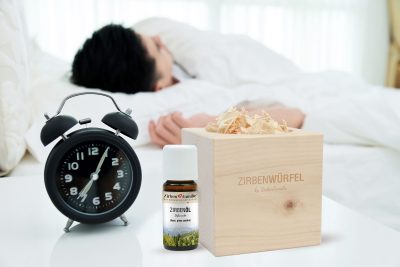 zirbenwuerfel set nachttisch mit wecker istock baona