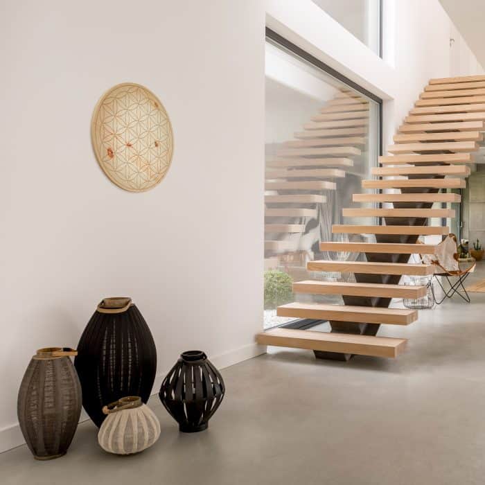 ZirbenWand-Deckendekor_Flur-mit-Treppe_iStock-828527280_KatarzynaBialasiewicz_square.jpg