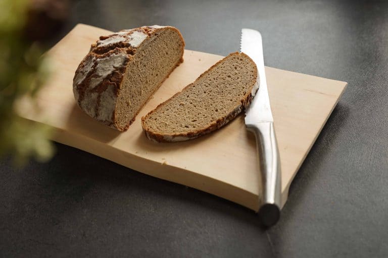 JausnBrettl von AlpenXund mit Brot und Messer