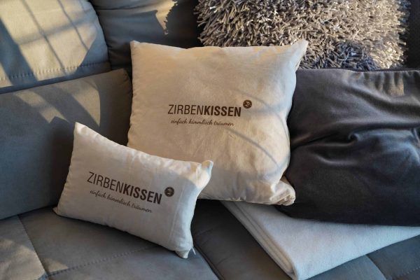 Zirbenkissen auf Sofa – natürliche Entspannung und himmlischer Schlaf