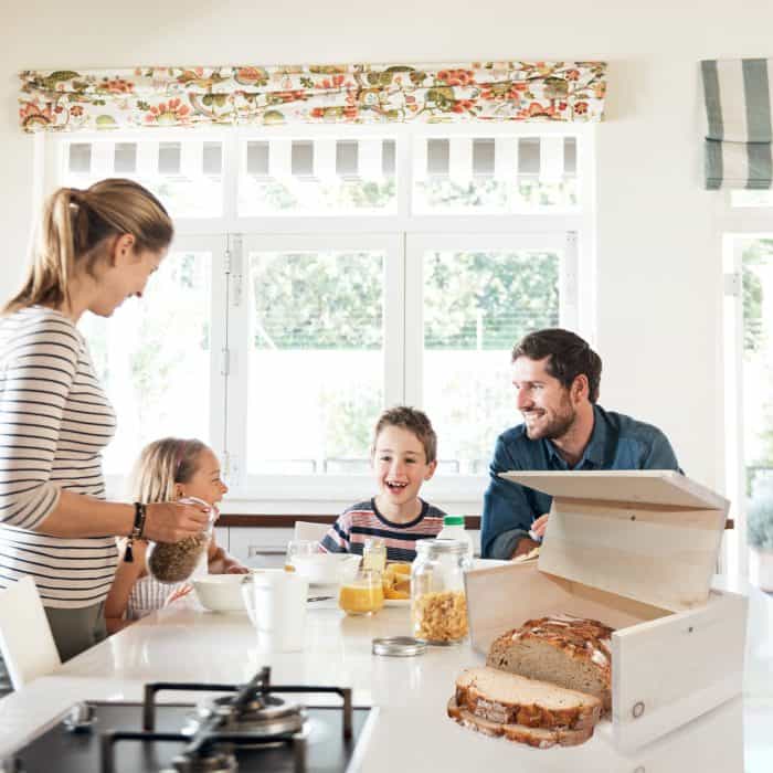 ZirbenBrotkistl Familie Fruehstueck iStock shapecharge square scaled