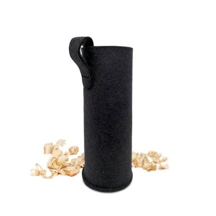 1021-1_ZirbenTrinkflasche_Filztasche_1l_mit-Flocken.jpg