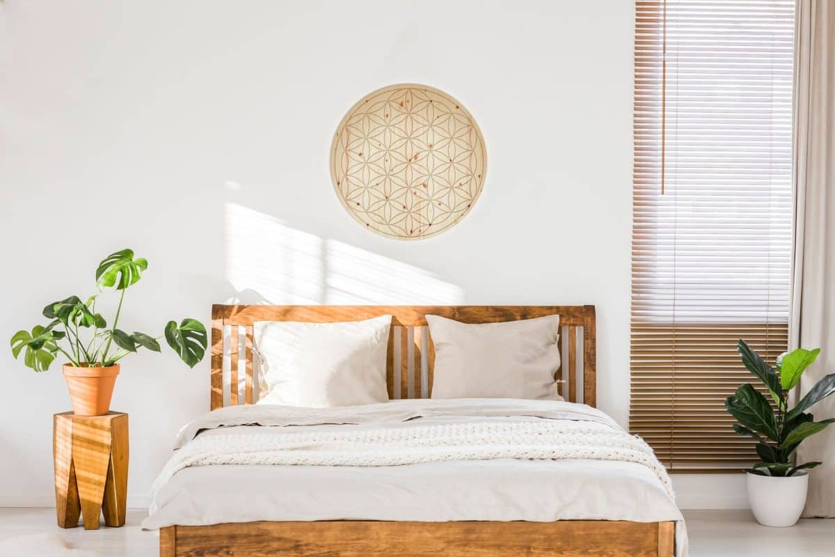 zirbenwand deckendekor schlafzimmer istock katarzynabialasiewicz