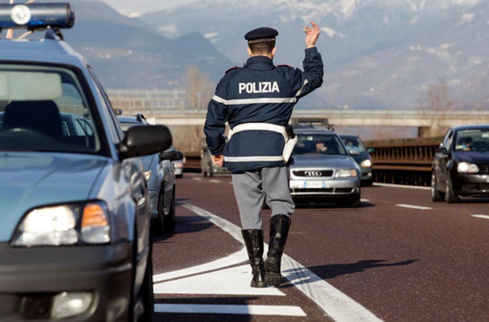 Auto Polizia di Stato italiana parcheggiata in strada, vista laterale per servizi pubblica sicurezza.
