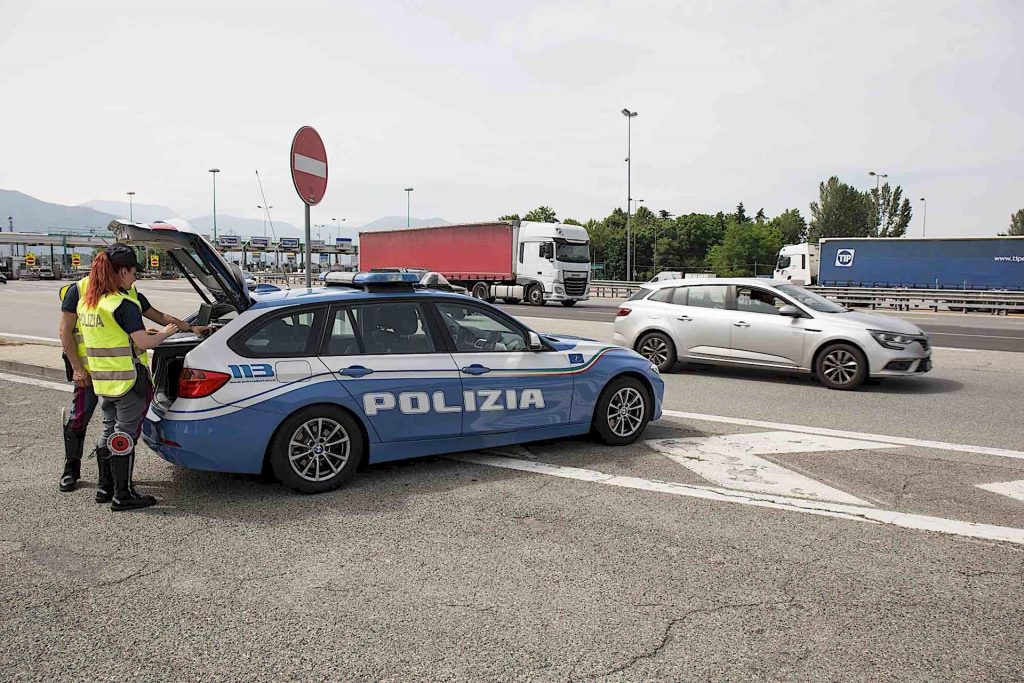 Auto della Polizia di Stato durante controlli stradali per sicurezza e viabilità