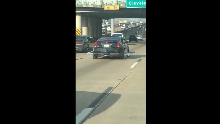 Vi ricordate di Dick Dastardly? Qualcuno va in giro con il congegno tagliagomme come in Wacky Races!