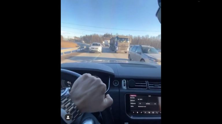 Anziana guida contromano per 500 metri: TIR salva tutti mettendosi di traverso.