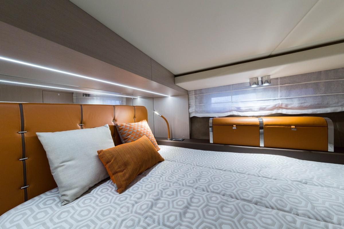 Invictus Yachts GT370S