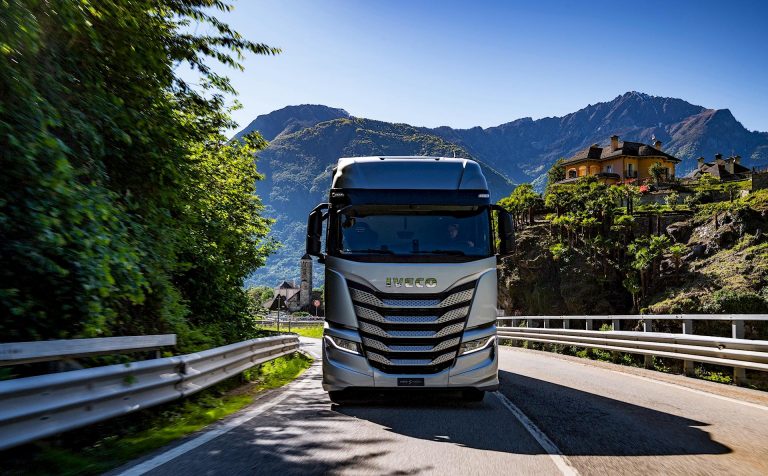 Iveco diventa indiana, la Difesa resta a Leonardo: cosa cambia davvero