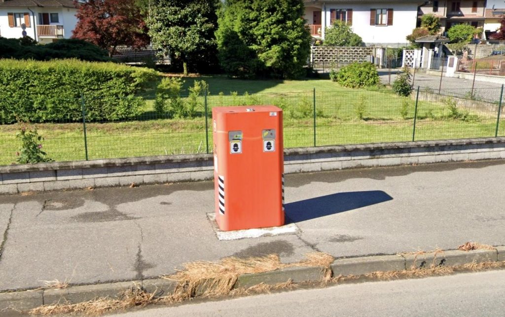 Autovelox rosso su strada urbana