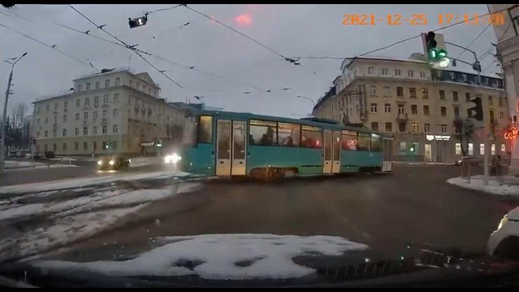 Tram esce dai binari e fa un traverso sul ghiaccio