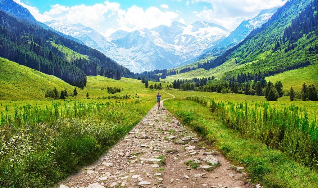 Corsa sui sentieri di montagna