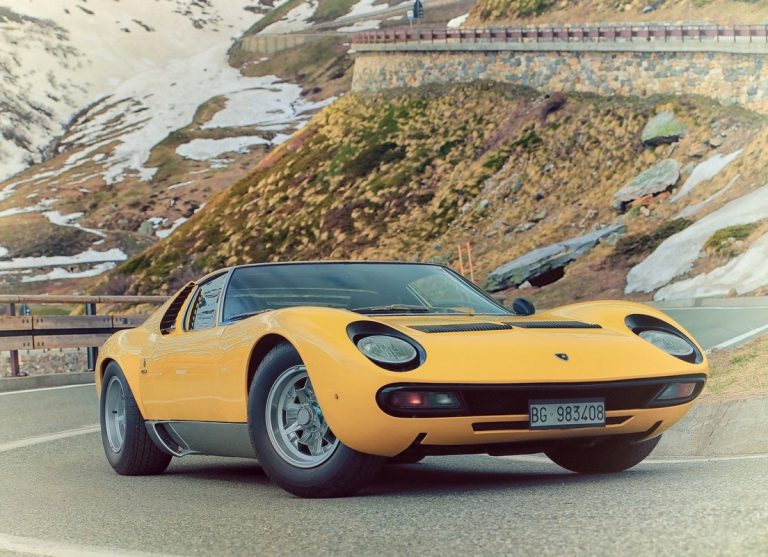 Ecco quanto costano oggi le auto dei 10 film più iconici di sempre