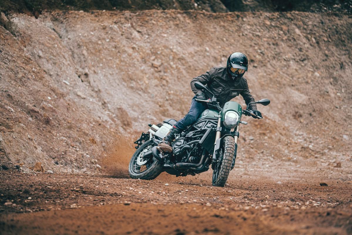 Benelli Leoncino 800 Trail