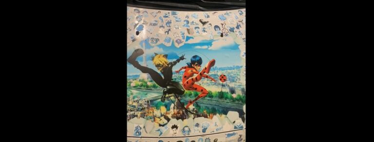 Voleva un adesivo manga sull’auto ma ha combinato un pasticcio