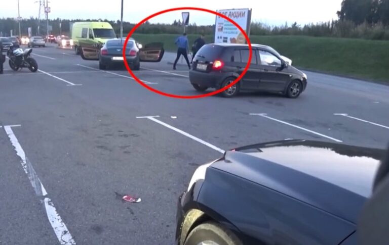 Lascia la spazzatura sul marciapiede ma la vendetta è da applausi