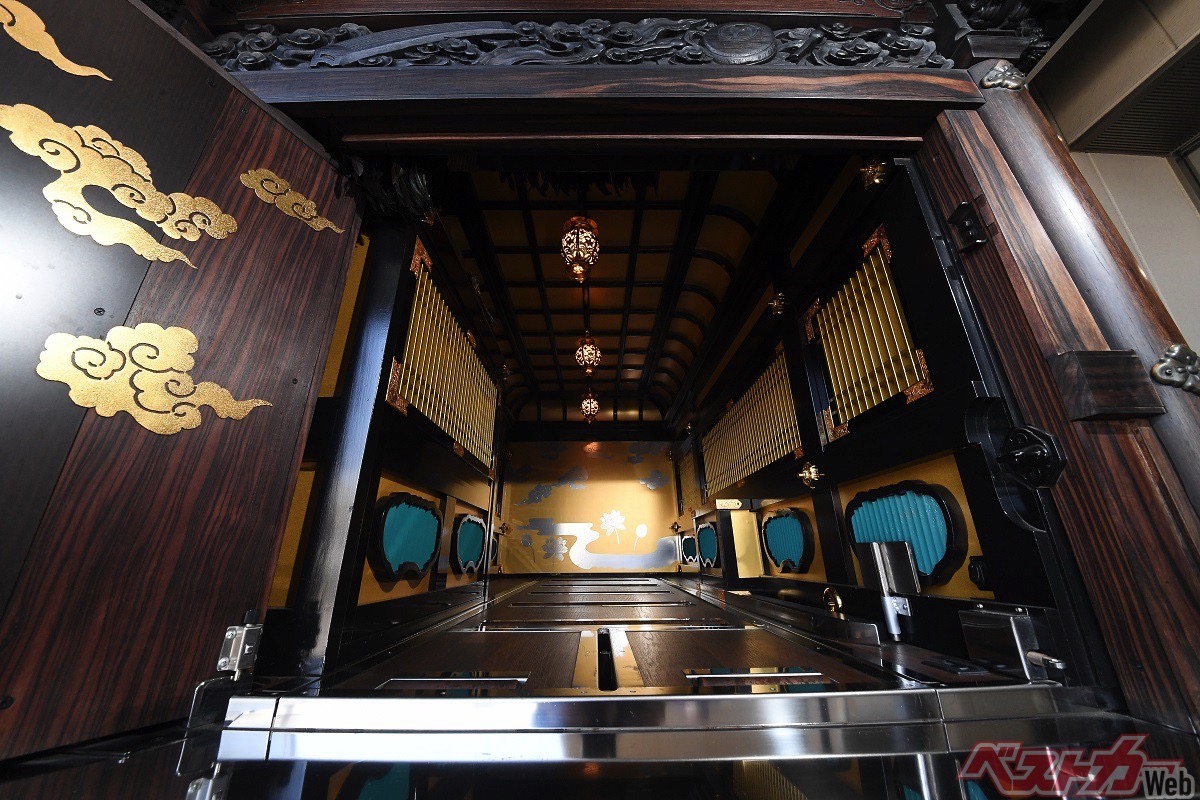 carro funebre giapponese interno