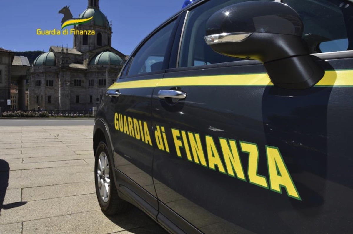 dettaglio della portiera di un'automobile della guardia di finanza GDF in una città italiana