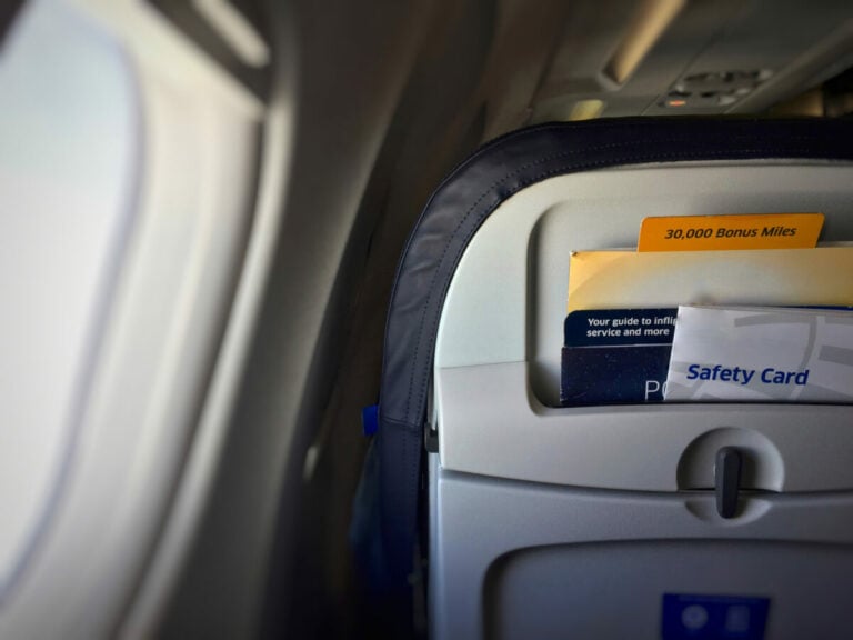 Perché le luci in cabina vengono spente durante decollo e atterraggio?