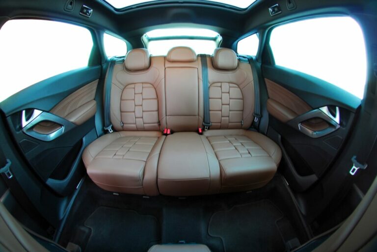 Cinture di sicurezza posteriori: obbligo, sanzioni, esenzioni e auto d’epoca