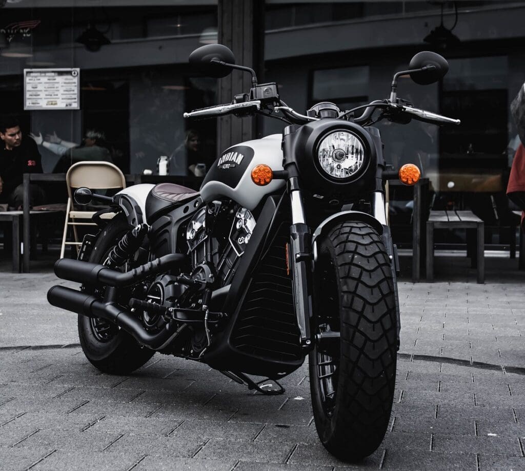 Indian Scout Bobber moto custom davanti a un bar.