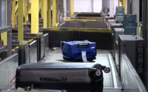 bagaglio sul nastro trasportatore interno di un aeroporto mentre viene smistato