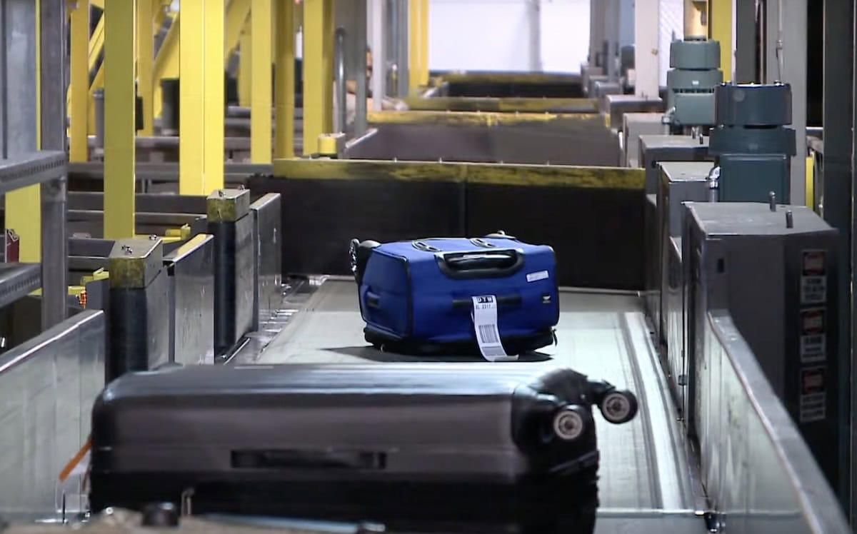 bagaglio sul nastro trasportatore interno di un aeroporto mentre viene smistato