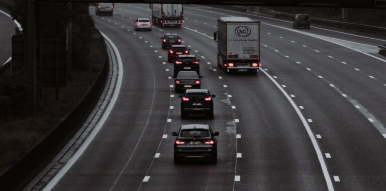 Traffico e viabilità per le festività natalizie 2025: date critiche, divieti e consigli