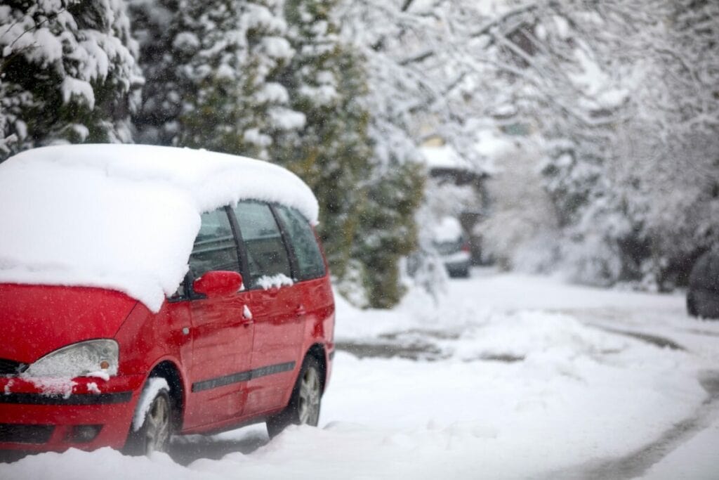auto con un paesaggio innevato sotto zero in inverno