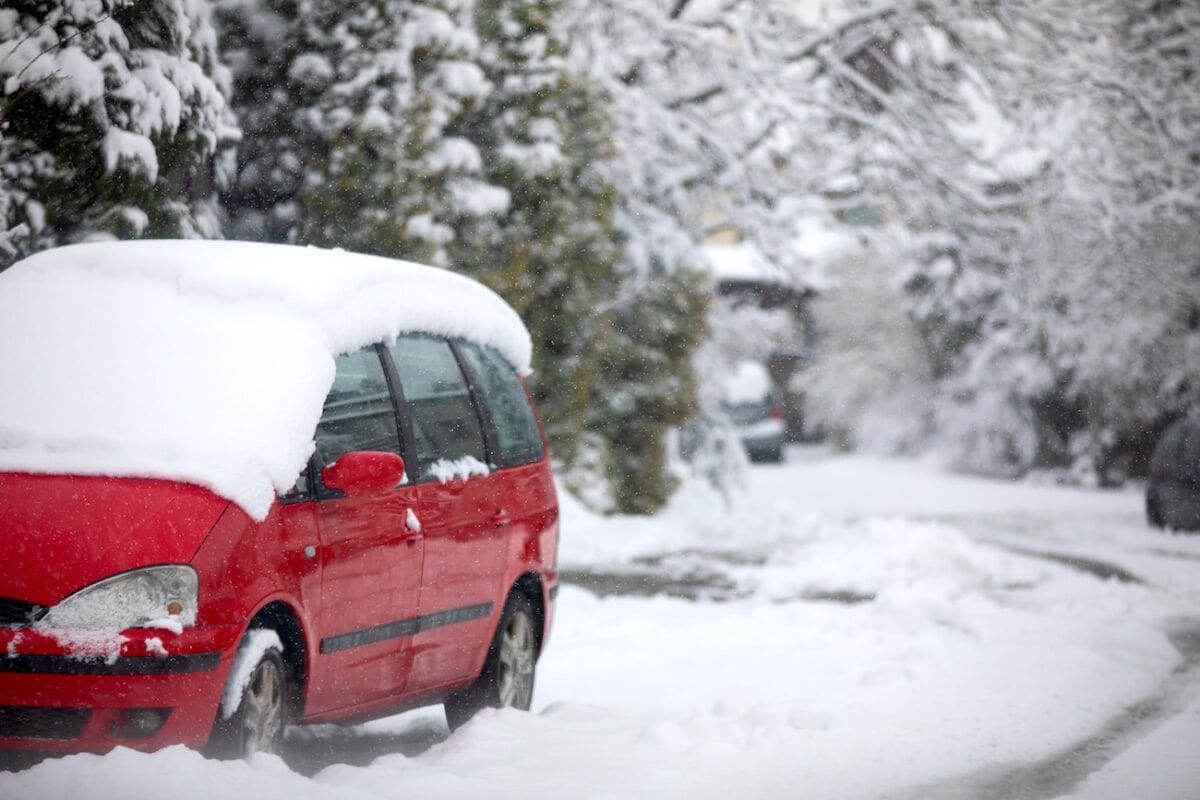 auto con un paesaggio innevato sotto zero in inverno