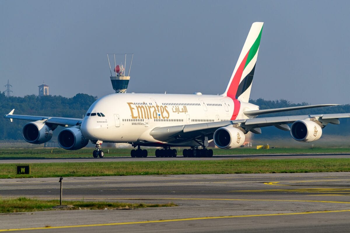 Emirates Airbus A380 in decollo sulla pista dell'Aeroporto di Milano Malpensa