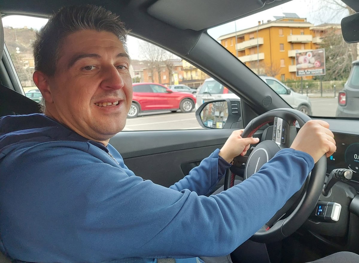 Hyundai Kona ibrida prova su strada