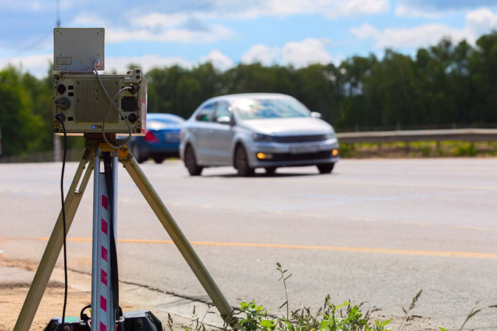Autovelox su treppiede in Lombardia, posizionato a bordo strada per controllo velocità e sicurezza.