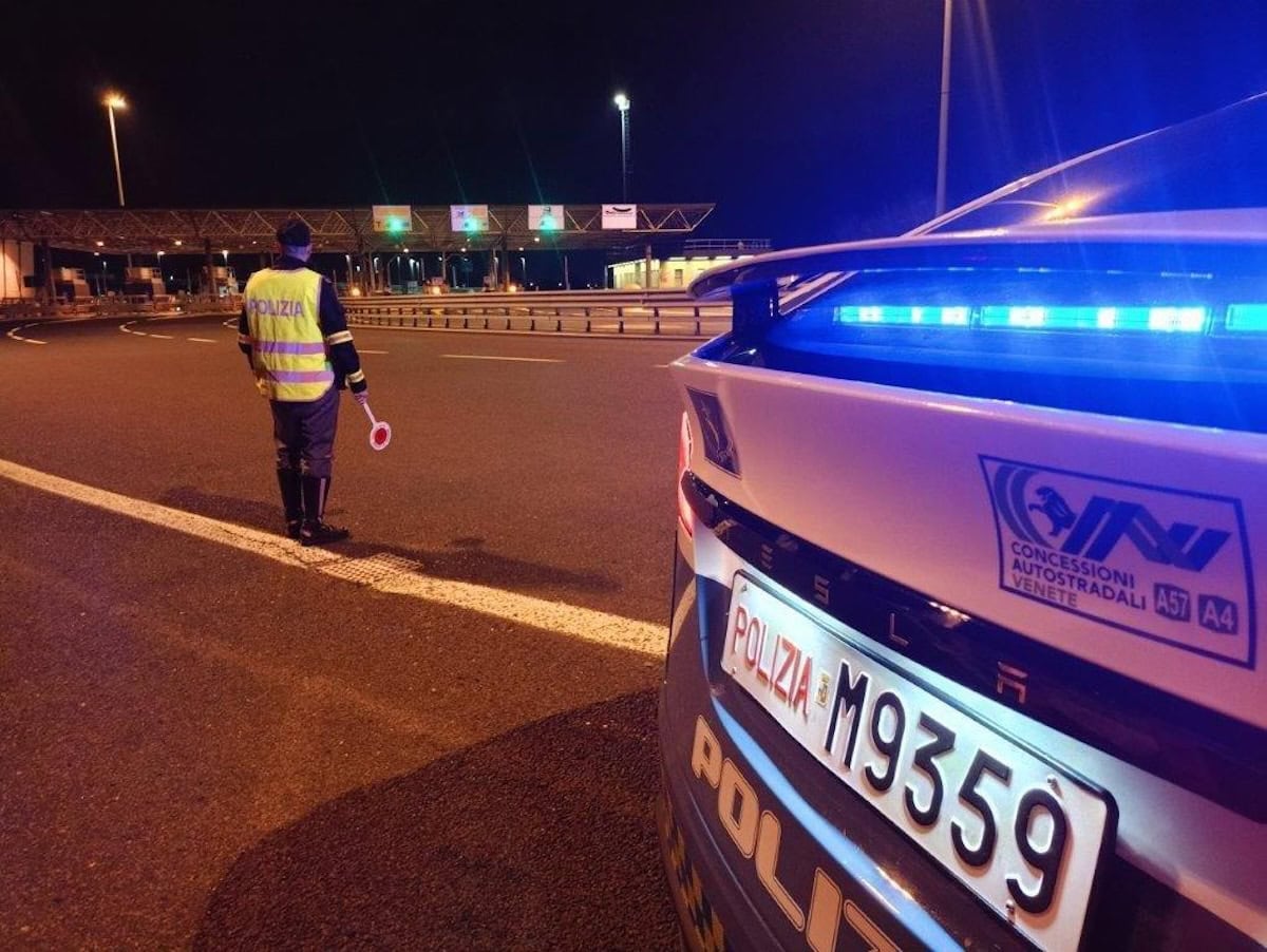 tesla model X polizia stradale impegnata la sera in autostrada in controlli della velocità dei veicoli