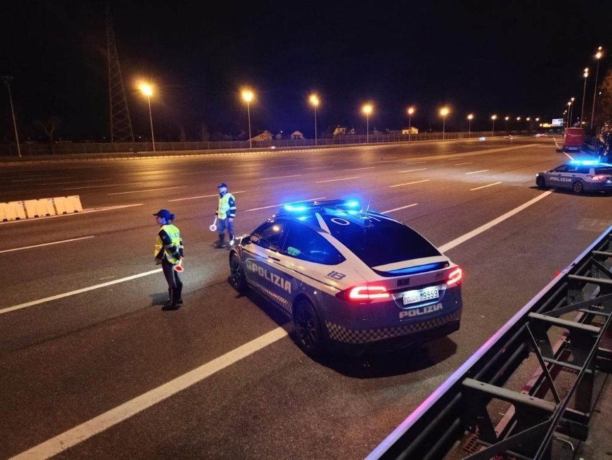tesla model X polizia stradale impegnata la sera in autostrada in controlli della velocità dei veicoli
