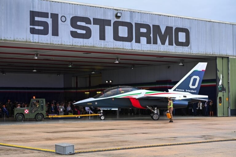 Presentato il nuovo aereo delle Frecce Tricolori, il Leonardo M-346