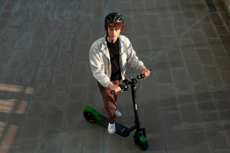Tutto quello che non puoi fare quando guidi un monopattino elettrico