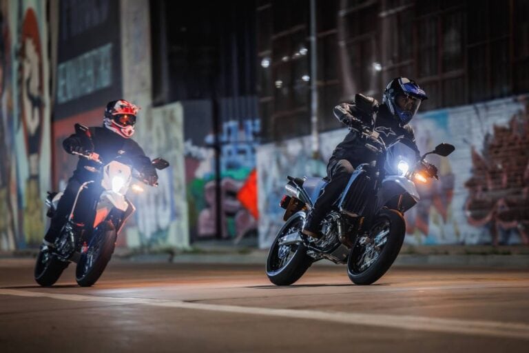 Suzuki DR-Z4S e DR-Z4SM 2025: le nuove moto dedicate agli appassionati di Enduro e Supermotard