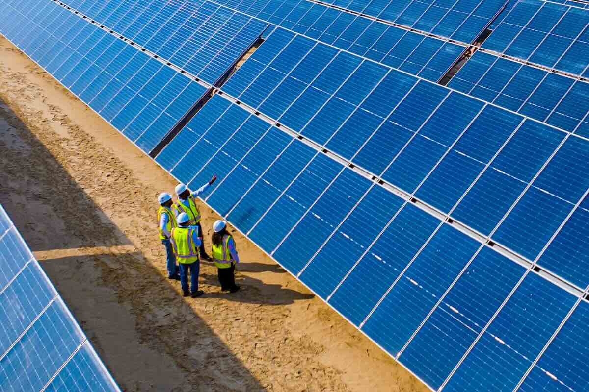 Tecnici controllano i pannelli fotovoltaici in una centrale solare nel deserto