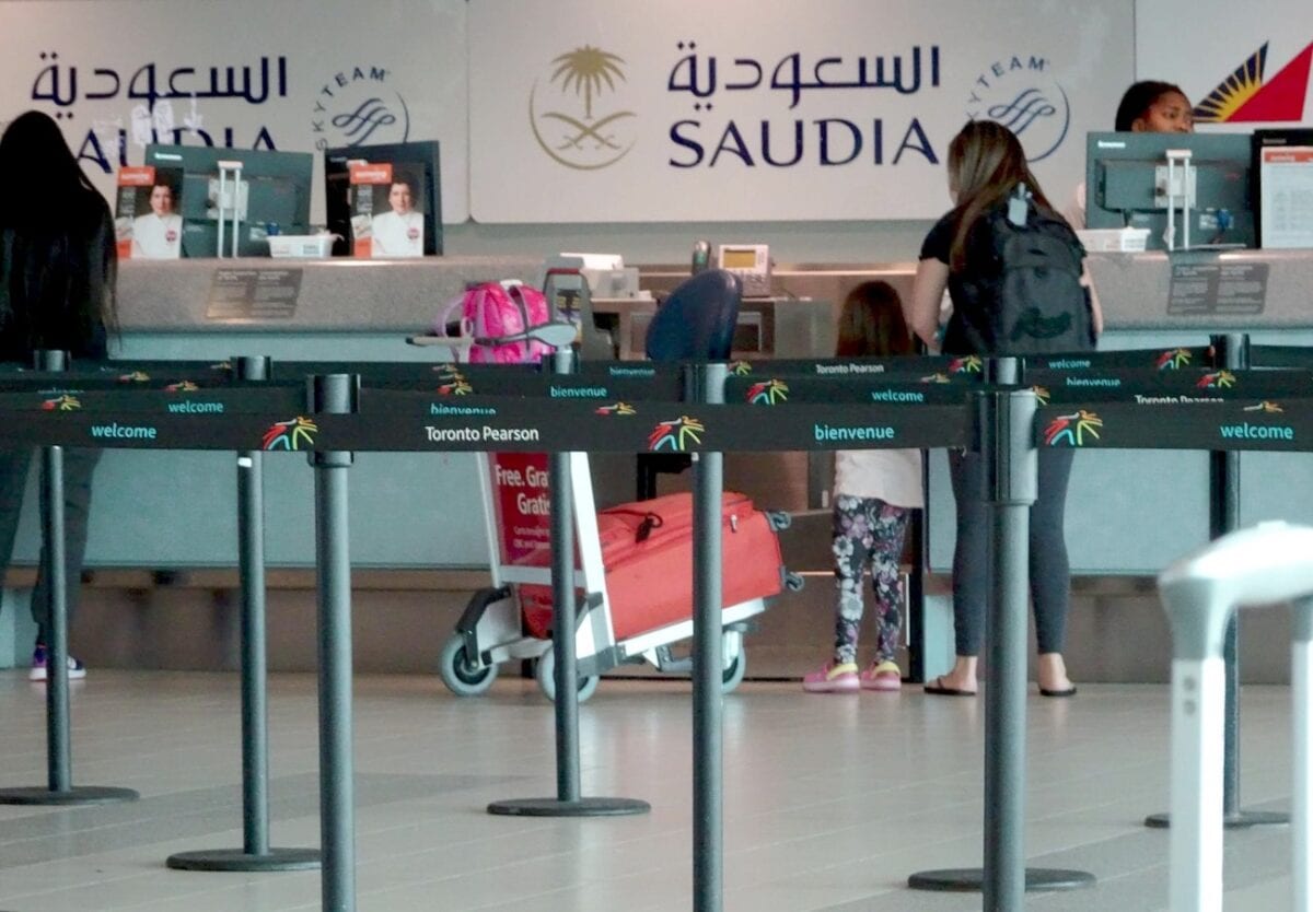 Banco del check-in in aeroporto prima del volo