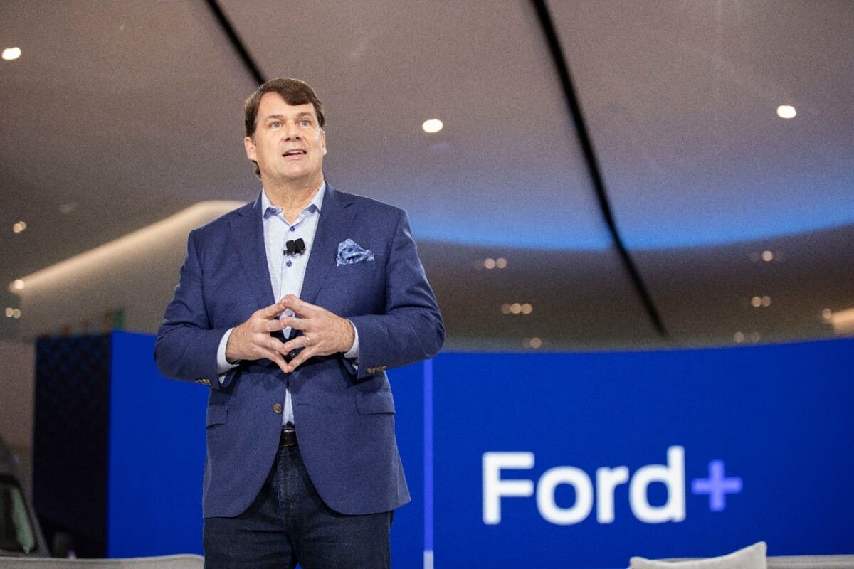 Jim Farley CEO Ford parla ad una conferenza