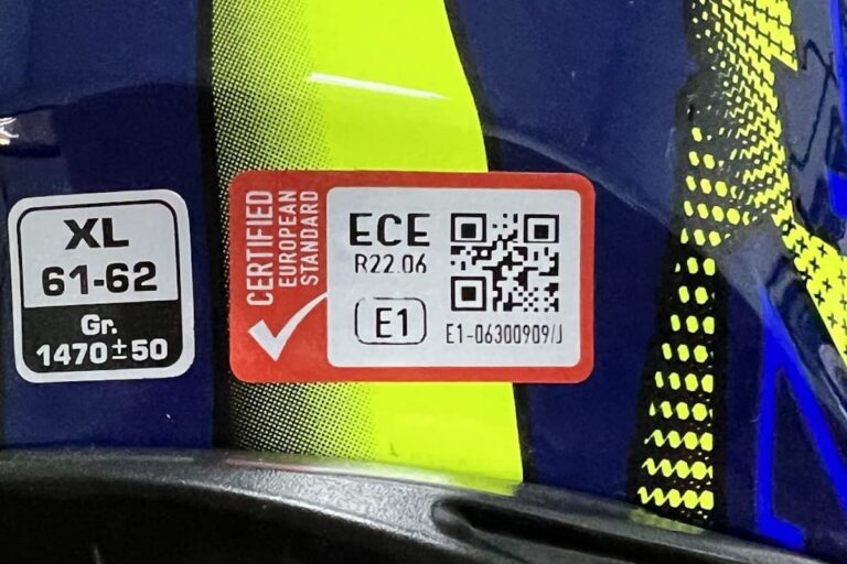 Come si verificano le specifiche tecniche di un casco da moto?