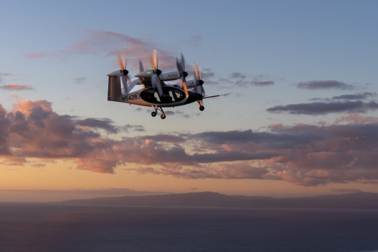Il Joby S4 compie il primo volo tilt-rotor pilotato nella storia dell’eVTOL