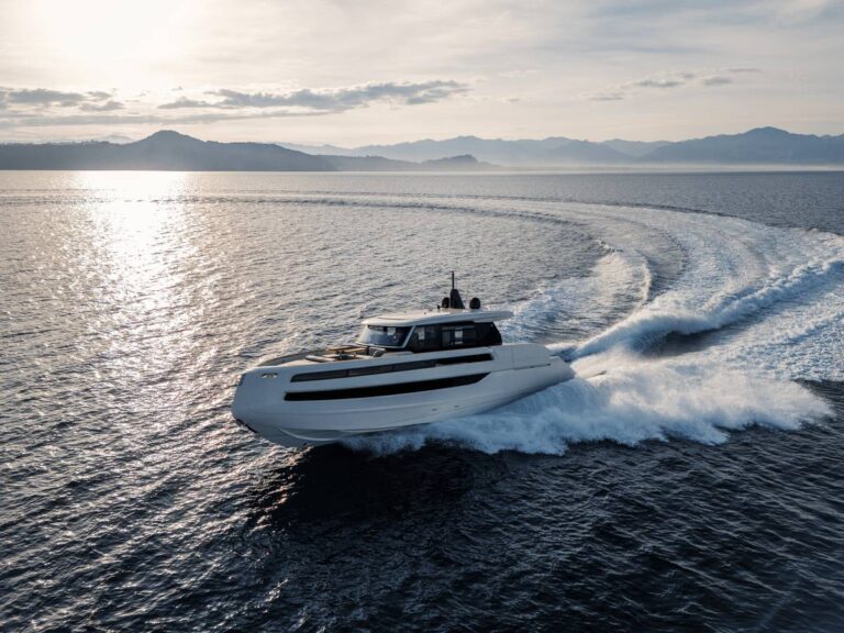 Invictus ST550: il debutto mondiale al Cannes Yachting Festival 2025