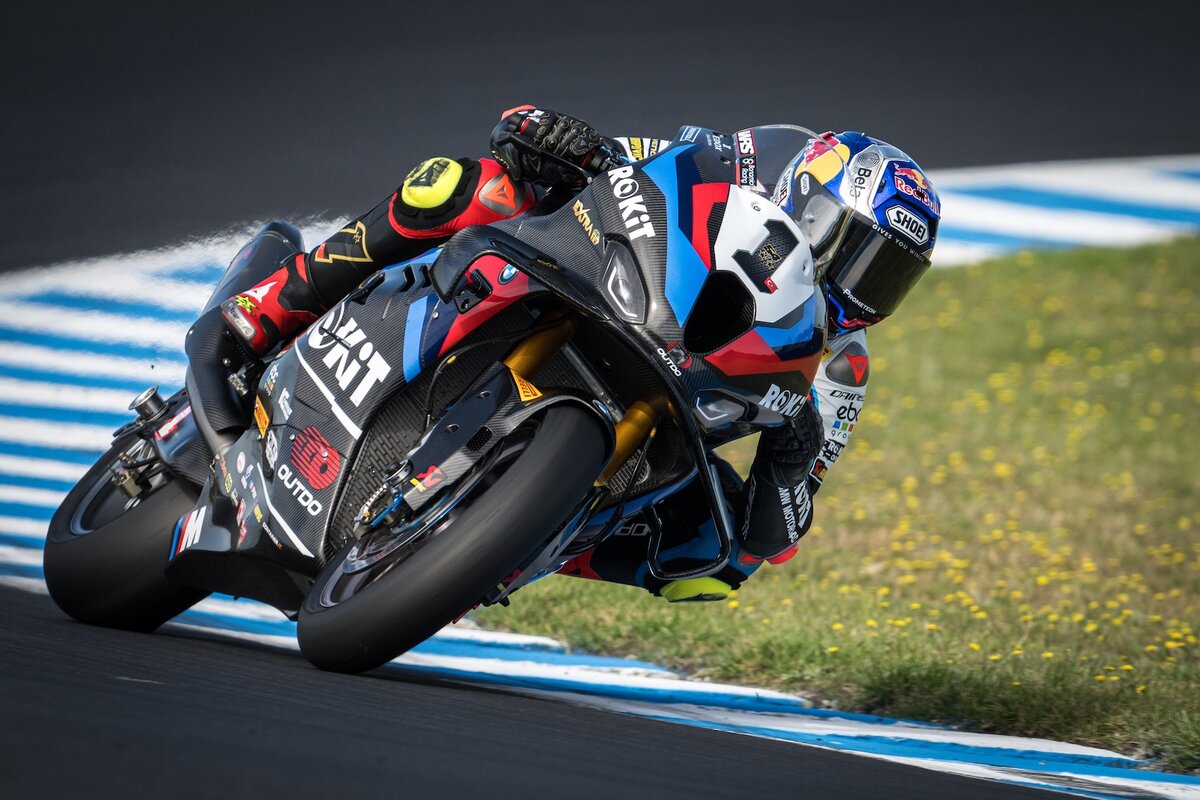 Toprak Razgatlioglu in curva su BMW M 1000 RR nel mondiale Superbike 2025